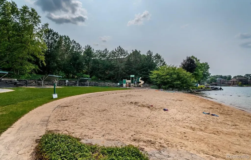 10539 Stoney Point Drive Green Oak Township MI 48178