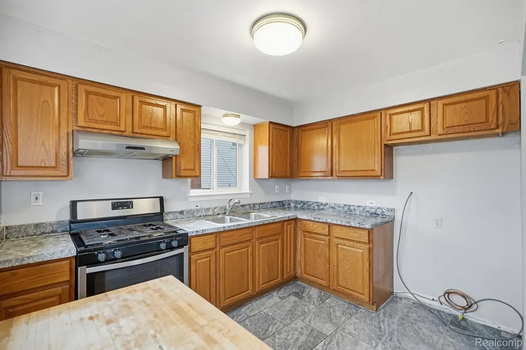 24749 Panama Avenue Warren City MI 48091