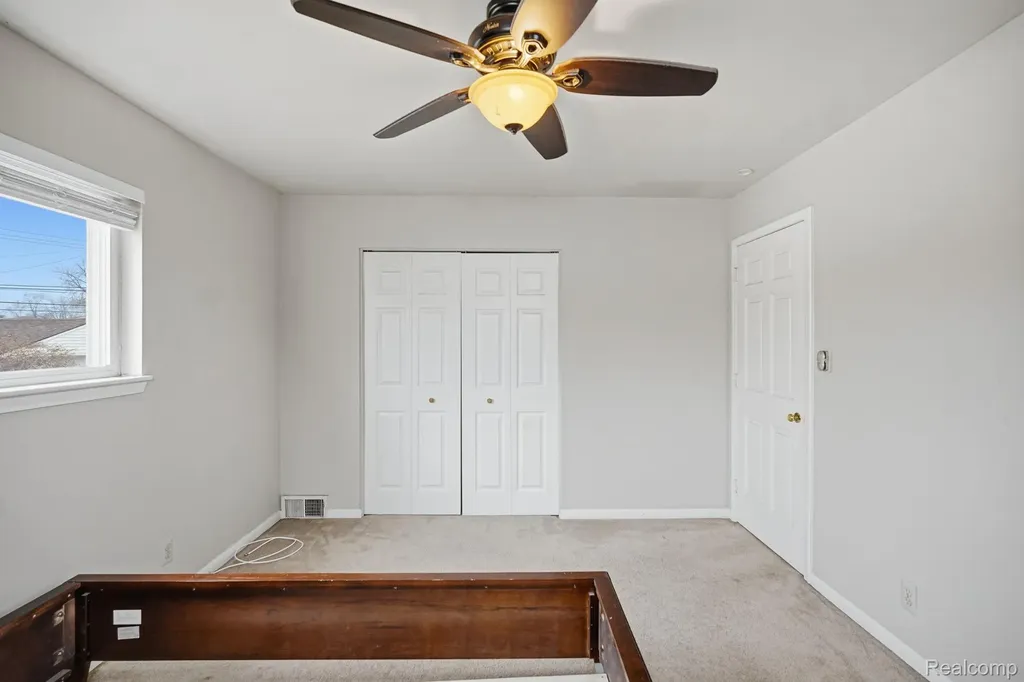 24749 Panama Avenue Warren City MI 48091