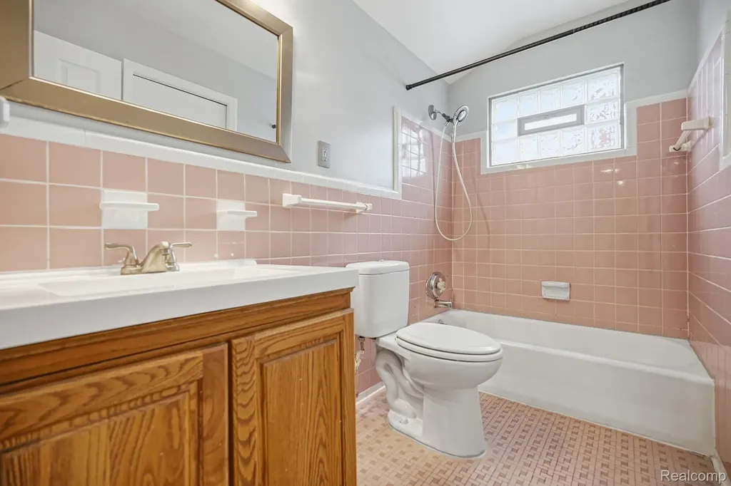 24749 Panama Avenue Warren City MI 48091