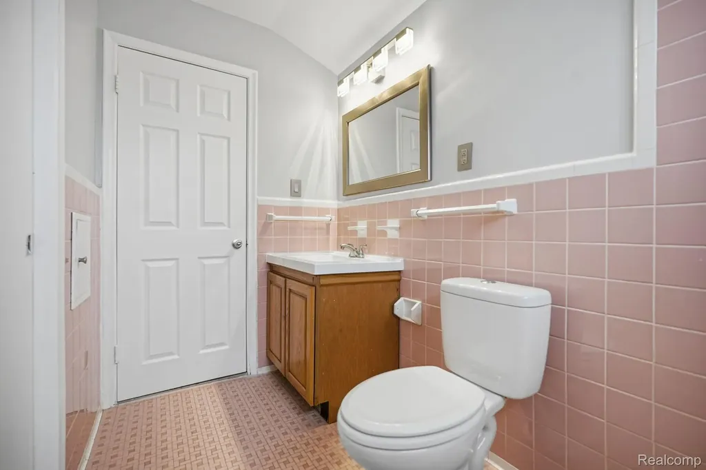 24749 Panama Avenue Warren City MI 48091