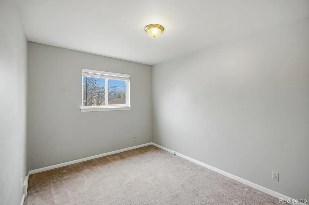 24749 Panama Avenue Warren City MI 48091