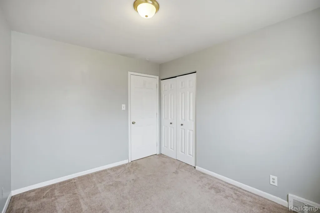 24749 Panama Avenue Warren City MI 48091