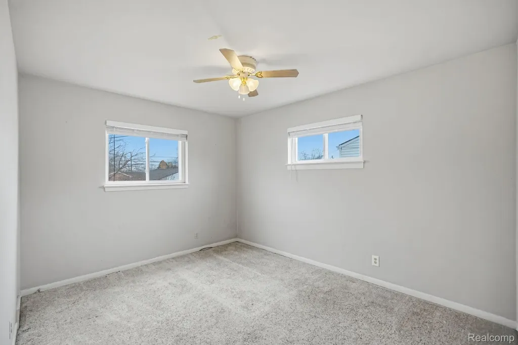 24749 Panama Avenue Warren City MI 48091
