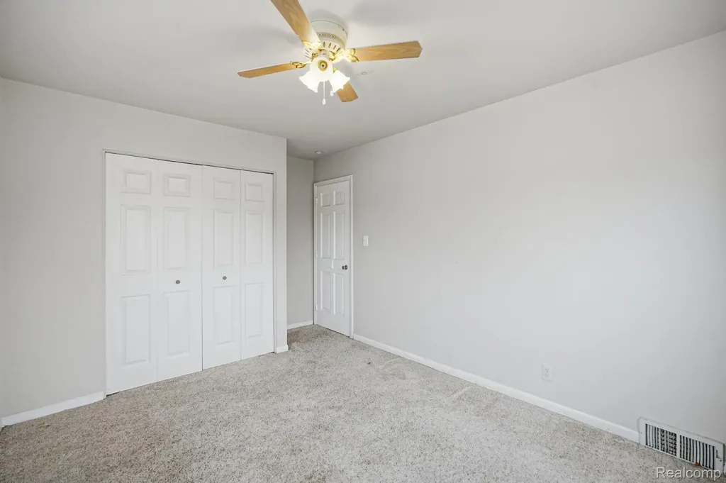 24749 Panama Avenue Warren City MI 48091