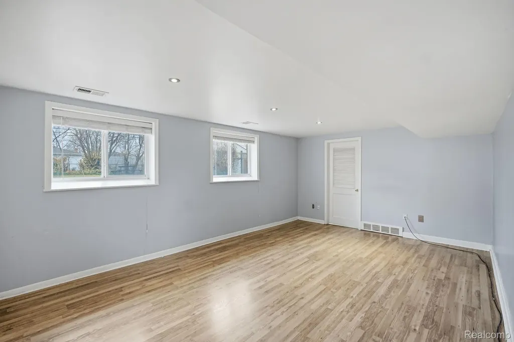24749 Panama Avenue Warren City MI 48091