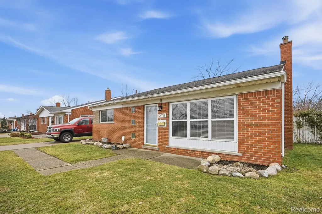 24749 Panama Avenue Warren City MI 48091