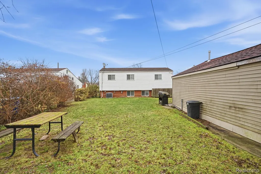 24749 Panama Avenue Warren City MI 48091