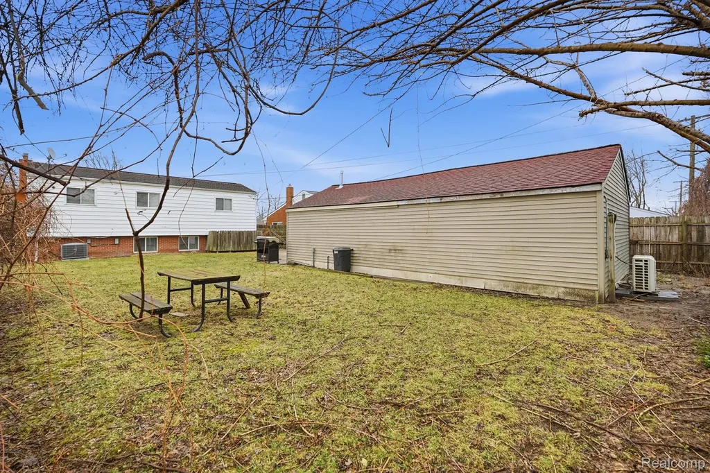 24749 Panama Avenue Warren City MI 48091