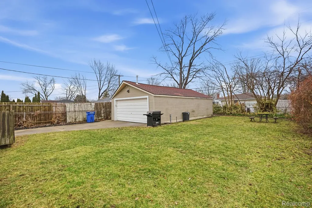 24749 Panama Avenue Warren City MI 48091
