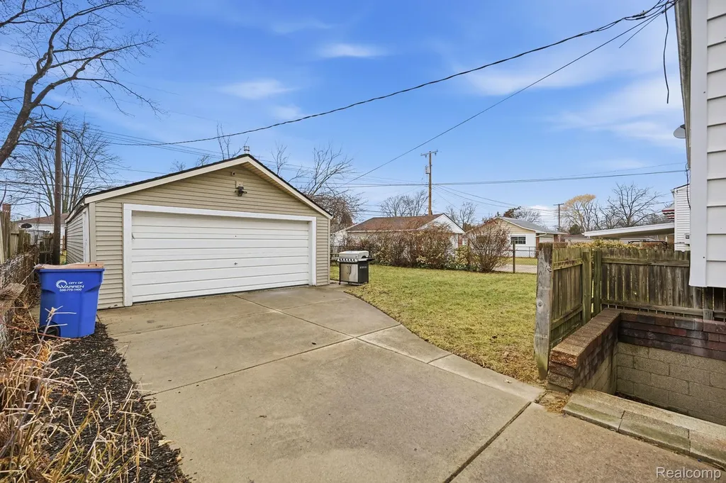 24749 Panama Avenue Warren City MI 48091