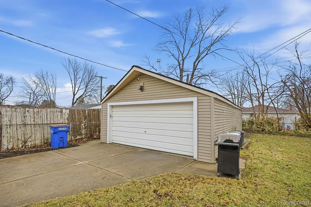 24749 Panama Avenue Warren City MI 48091