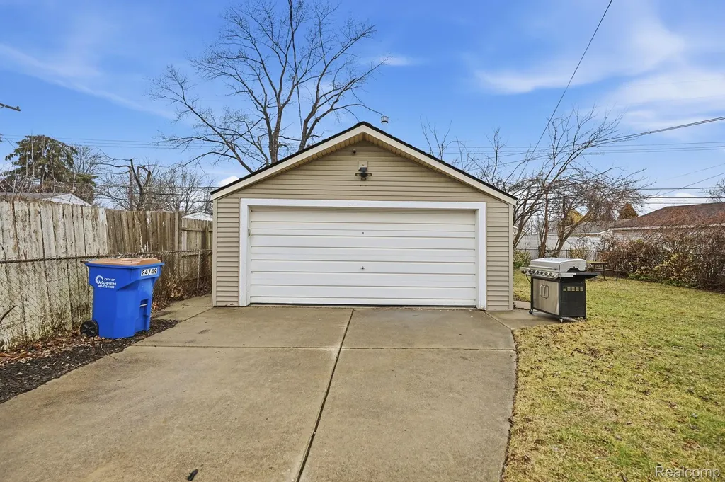 24749 Panama Avenue Warren City MI 48091