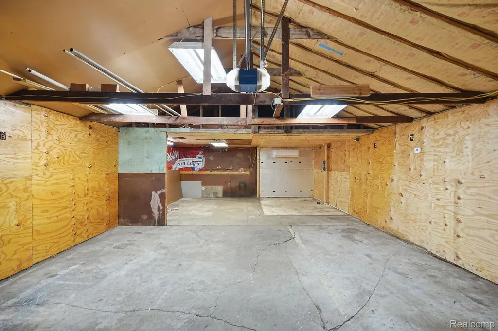 24749 Panama Avenue Warren City MI 48091