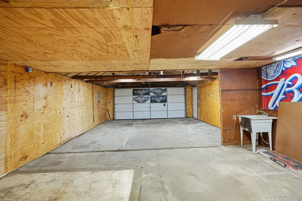 24749 Panama Avenue Warren City MI 48091