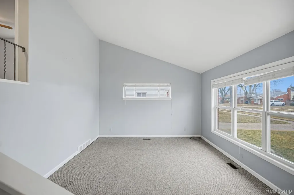 24749 Panama Avenue Warren City MI 48091