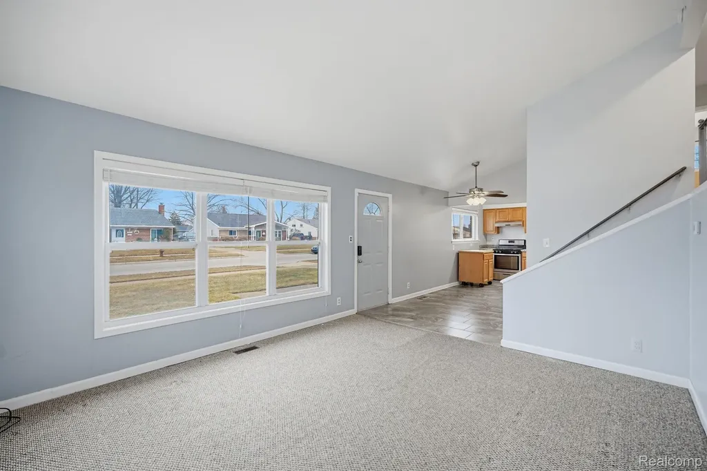 24749 Panama Avenue Warren City MI 48091