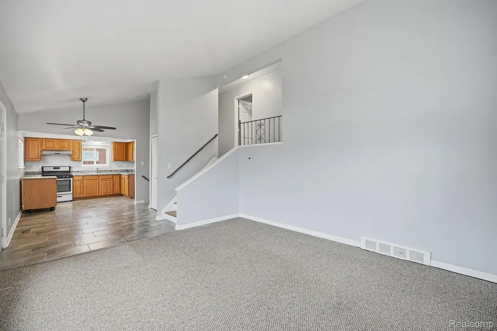 24749 Panama Avenue Warren City MI 48091