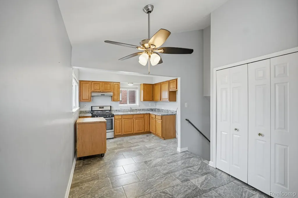 24749 Panama Avenue Warren City MI 48091