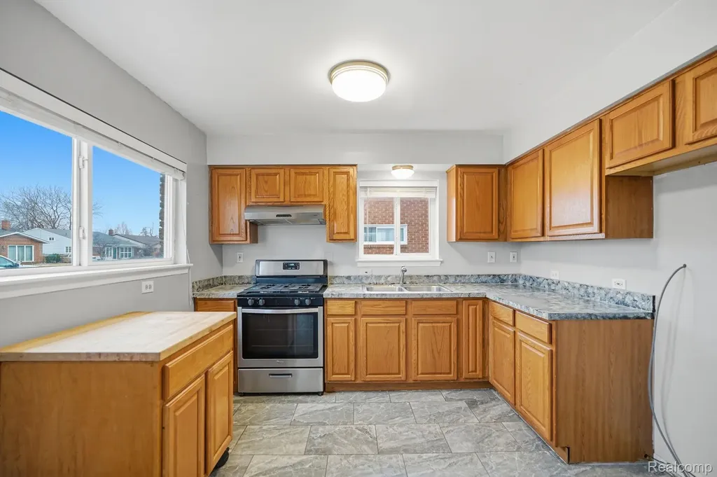 24749 Panama Avenue Warren City MI 48091