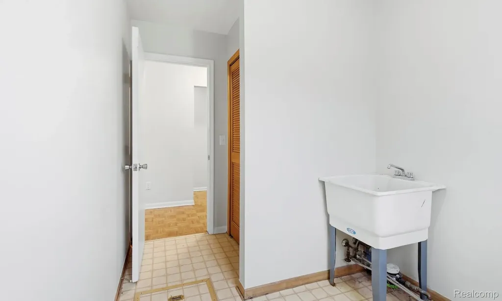 17108 Oconnor Avenue Allen Park City MI 48101