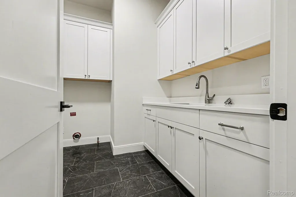 57135 Meadowridge Drive Washington Township MI 48094