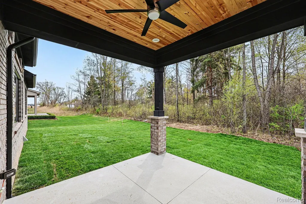 57135 Meadowridge Drive Washington Township MI 48094