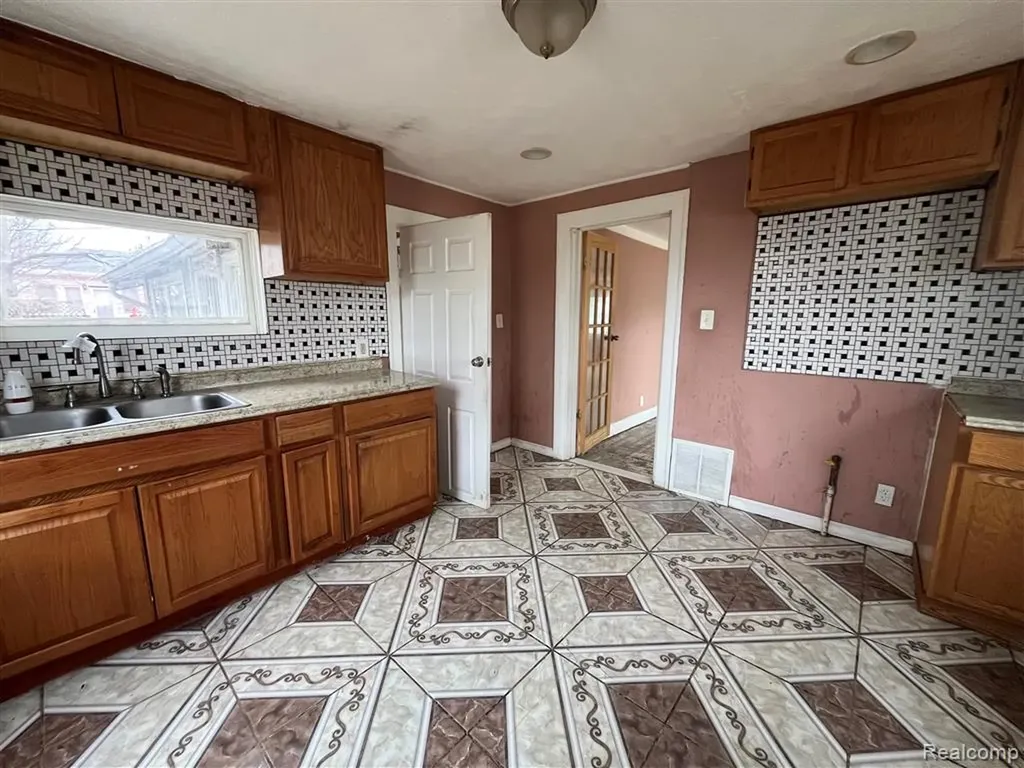 2119 Rome Avenue Warren City MI 48091