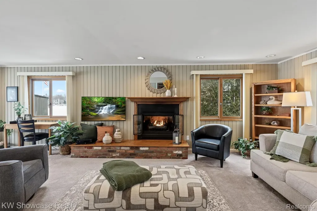 2324 N Duck Lake Road Highland Charter Township MI 48356