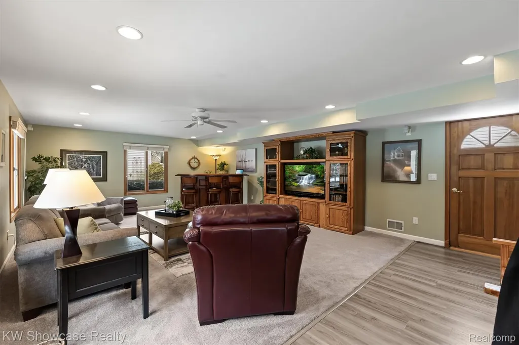 2324 N Duck Lake Road Highland Charter Township MI 48356