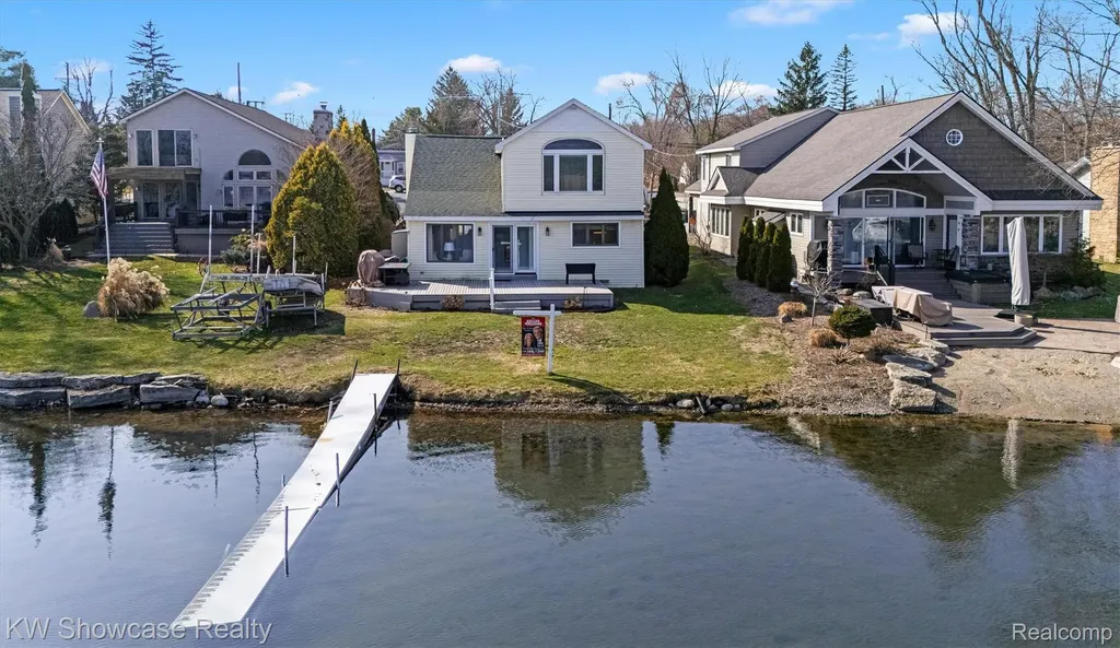 2324 N Duck Lake Road Highland Charter Township MI 48356