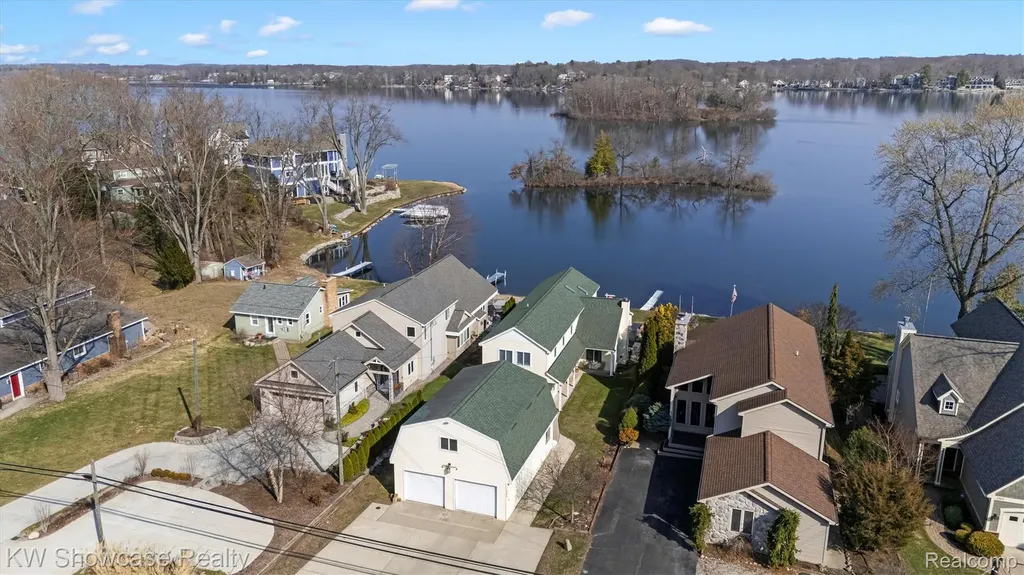 2324 N Duck Lake Road Highland Charter Township MI 48356