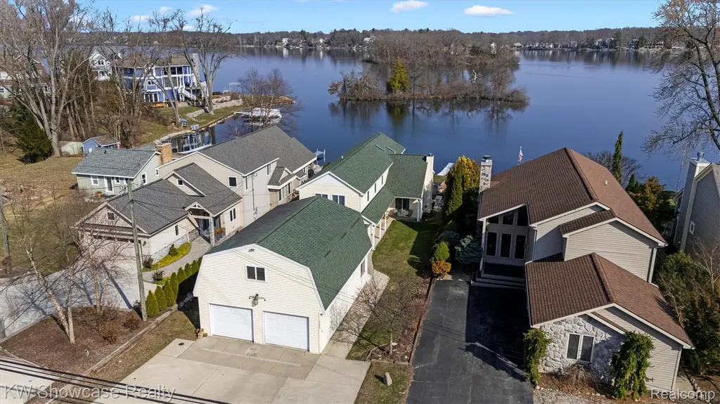 2324 N Duck Lake Road Highland Charter Township MI 48356