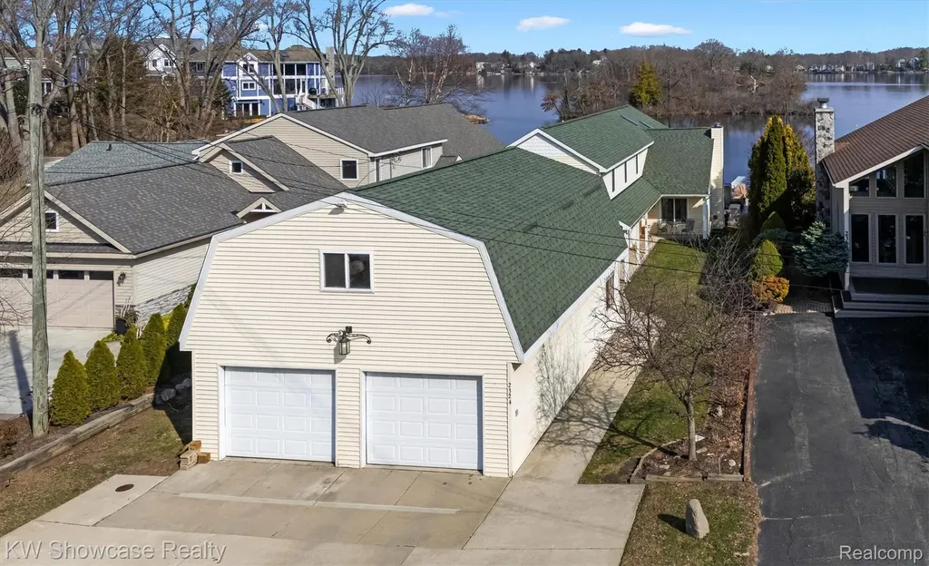 2324 N Duck Lake Road Highland Charter Township MI 48356