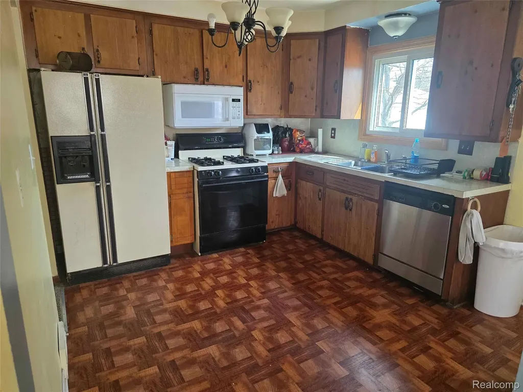 25784 Collingwood Street Roseville City MI 48066