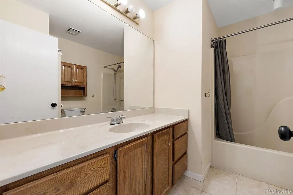 2322 London Bridge Drive Rochester Hills City MI 48307