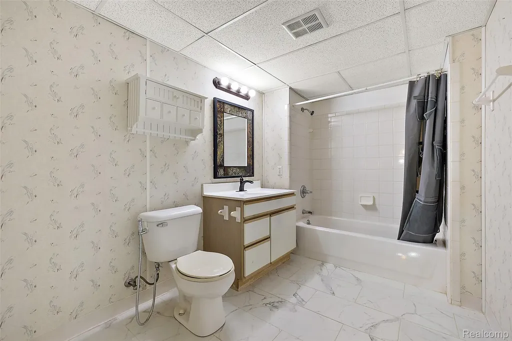 2322 London Bridge Drive Rochester Hills City MI 48307