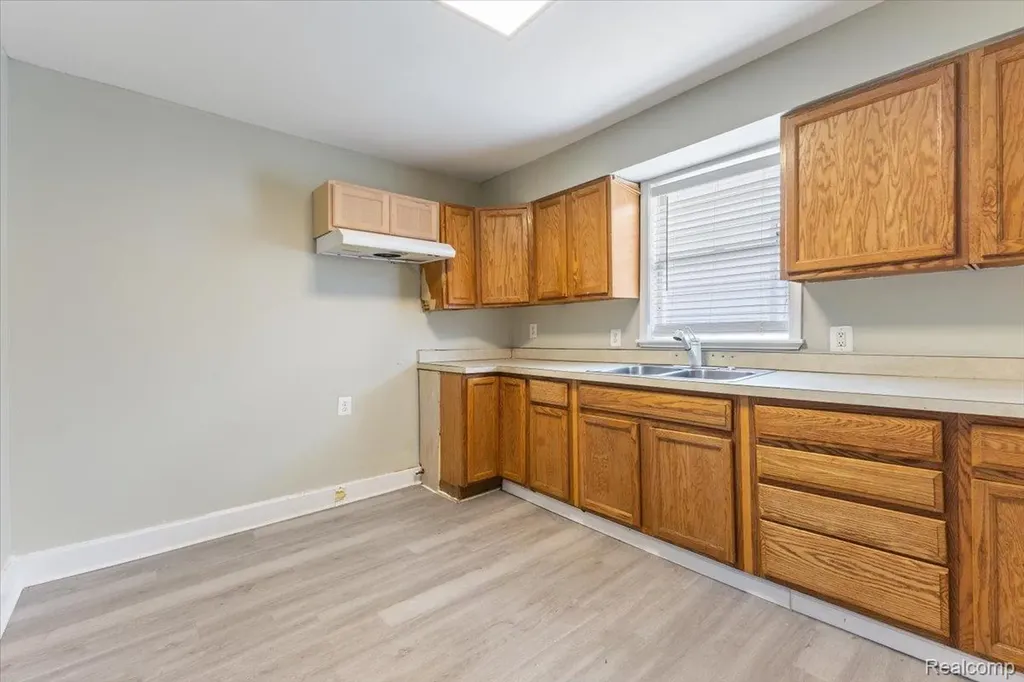 6808 Fisher Avenue Warren City MI 48091