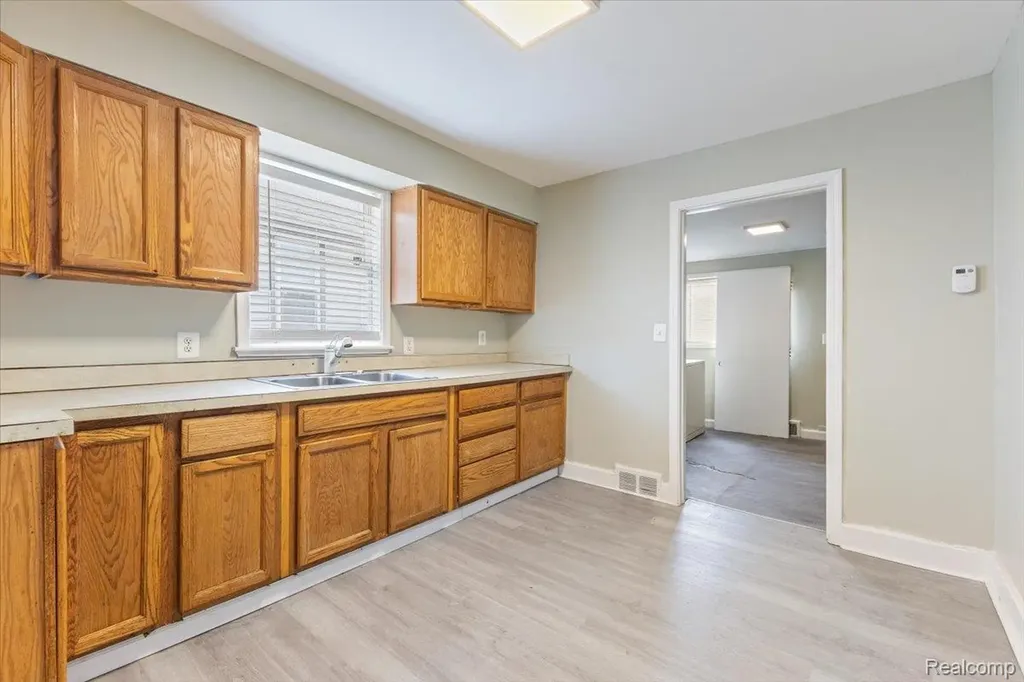 6808 Fisher Avenue Warren City MI 48091