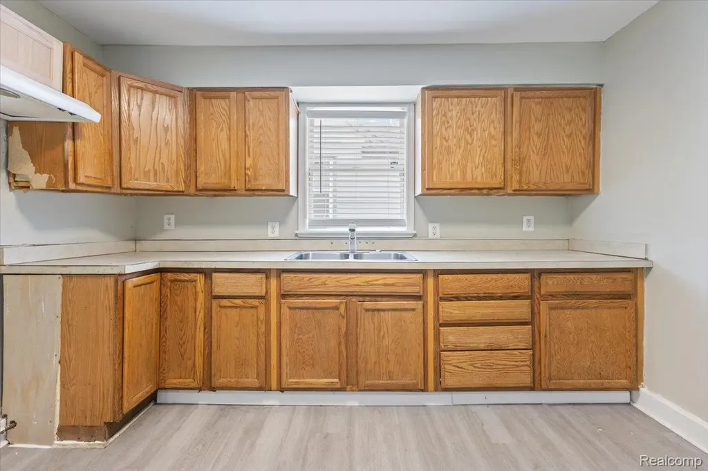 6808 Fisher Avenue Warren City MI 48091
