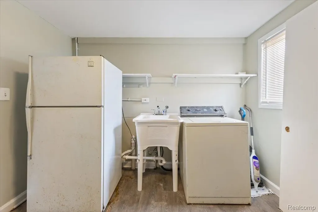 6808 Fisher Avenue Warren City MI 48091