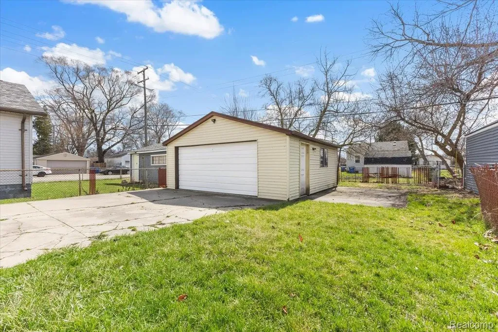 6808 Fisher Avenue Warren City MI 48091
