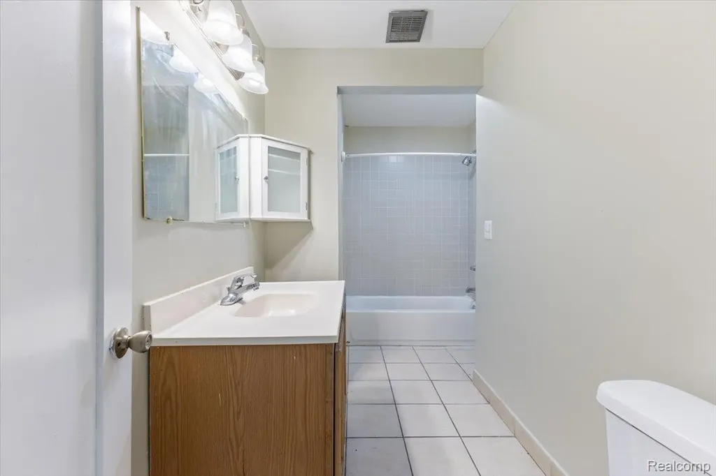 6808 Fisher Avenue Warren City MI 48091