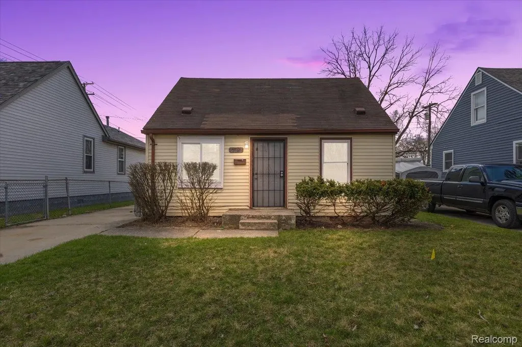 6808 Fisher Avenue Warren City MI 48091