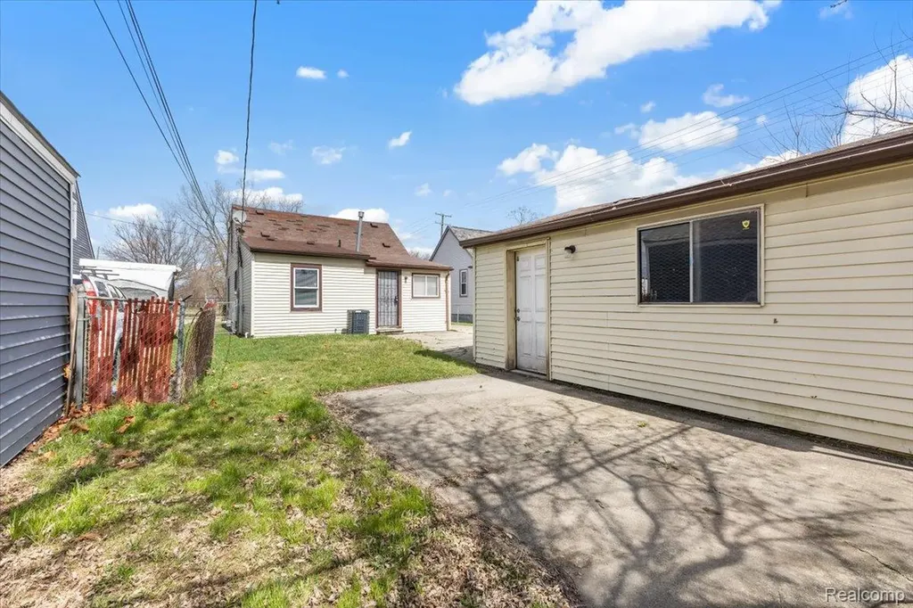 6808 Fisher Avenue Warren City MI 48091