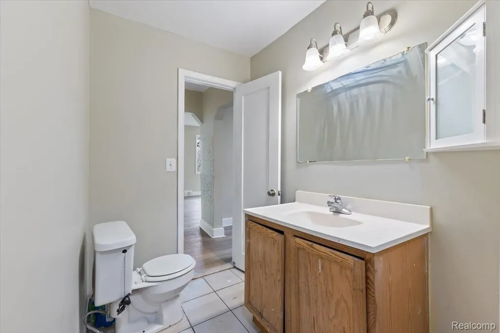6808 Fisher Avenue Warren City MI 48091