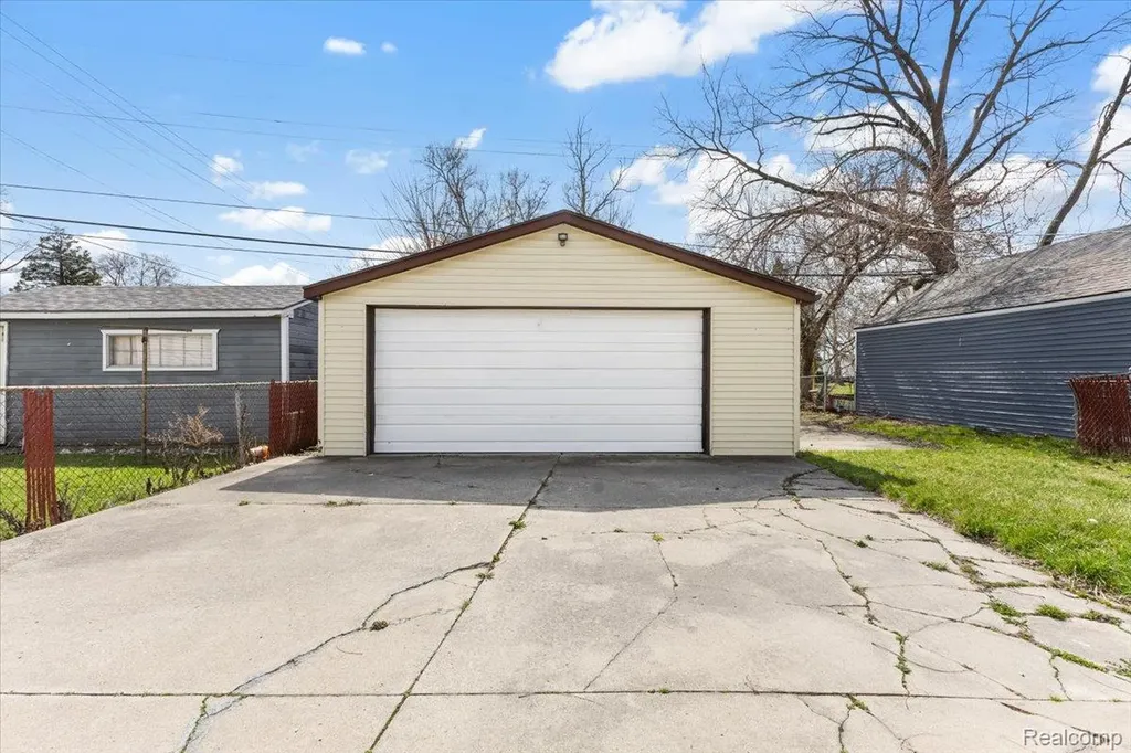6808 Fisher Avenue Warren City MI 48091