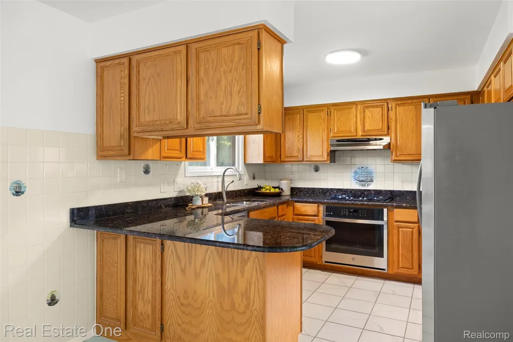 2202 Prescott Drive Troy City MI 48083