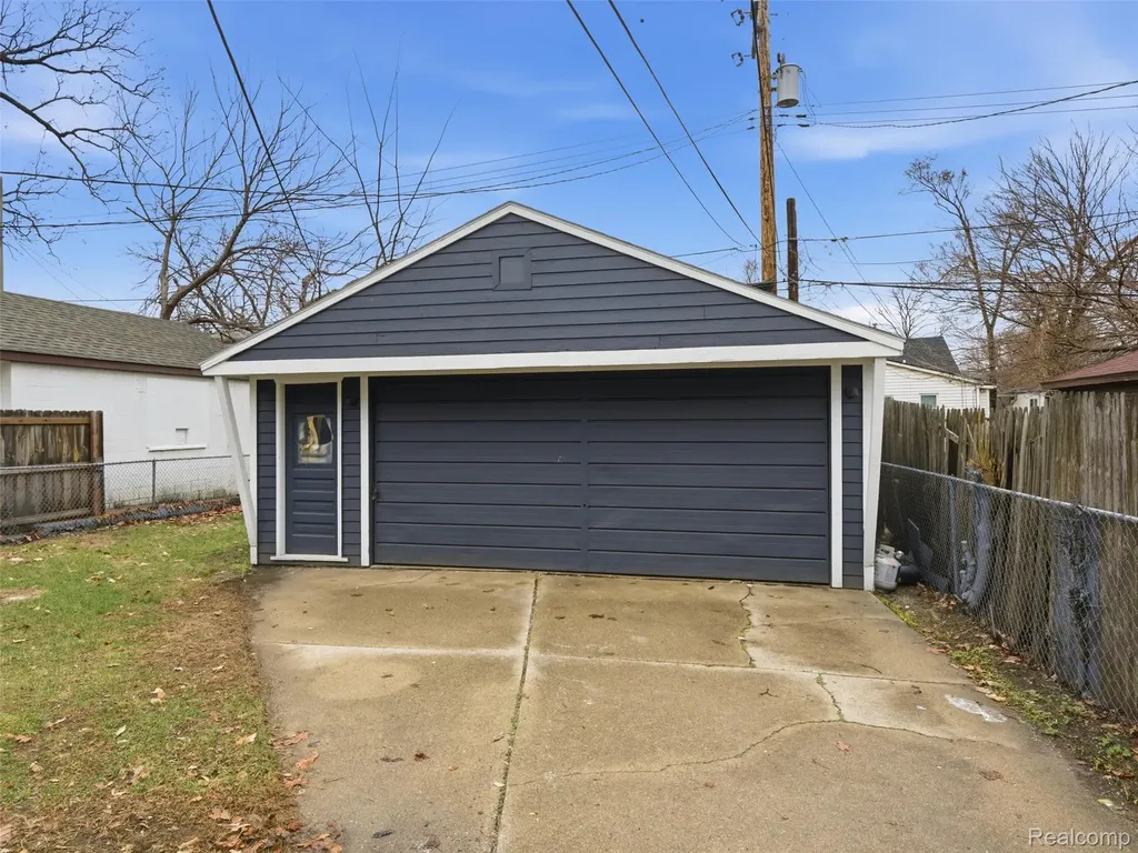 1027 E Milton Avenue Hazel Park City MI 48030