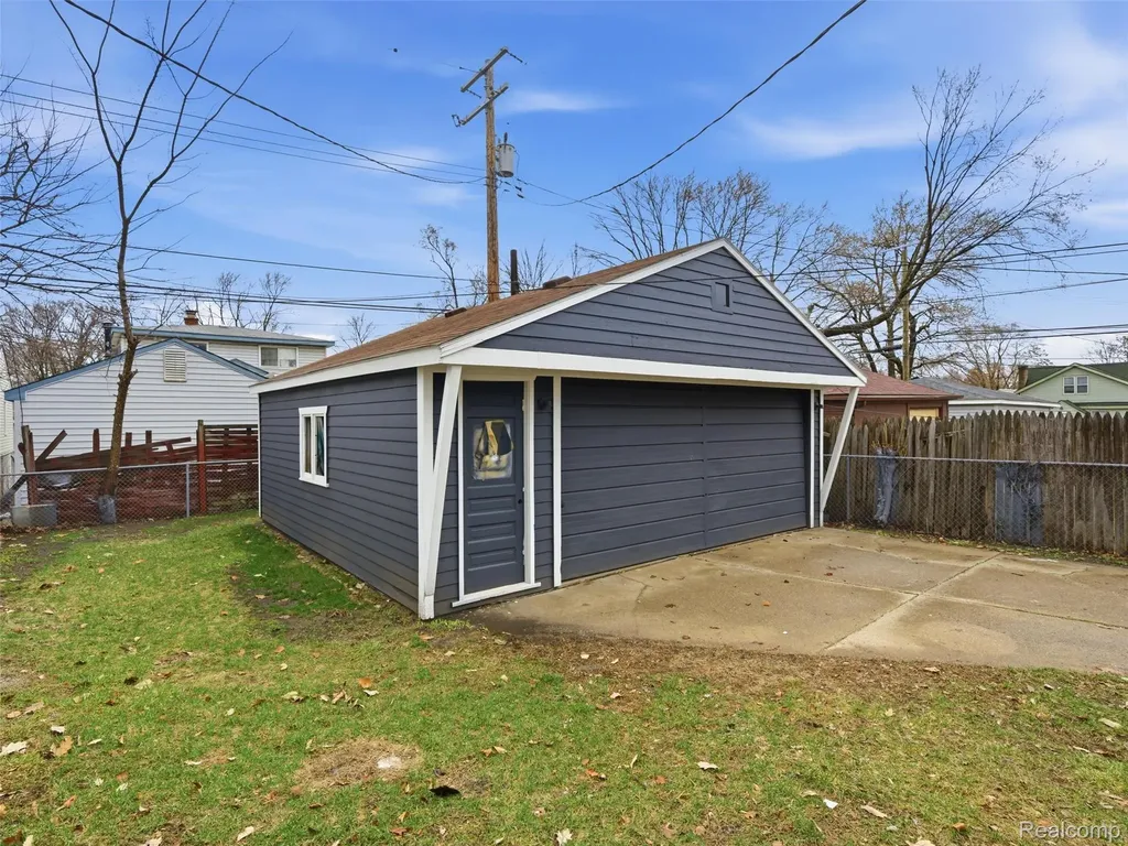 1027 E Milton Avenue Hazel Park City MI 48030